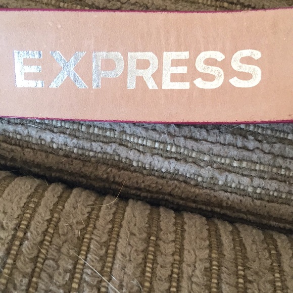 Leather Belt w/heavy ornate buckle...Express - Picture 4 of 4